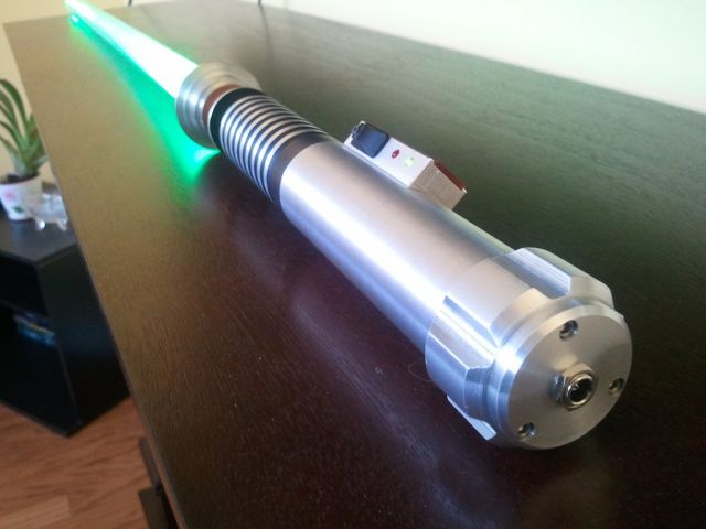 make_your_own_lightsaber_640_08.jpg